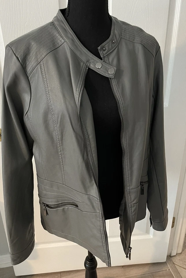 Chaqueta de cuero sintético gris para mujer Jou Jou talla grande Foto 2 de 4