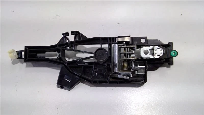 2018-2020 CHEVROLET COLORADO RIGHT OUTSIDE DOOR HANDLE BRACKET OEM 13592465 - Image 3 of 4