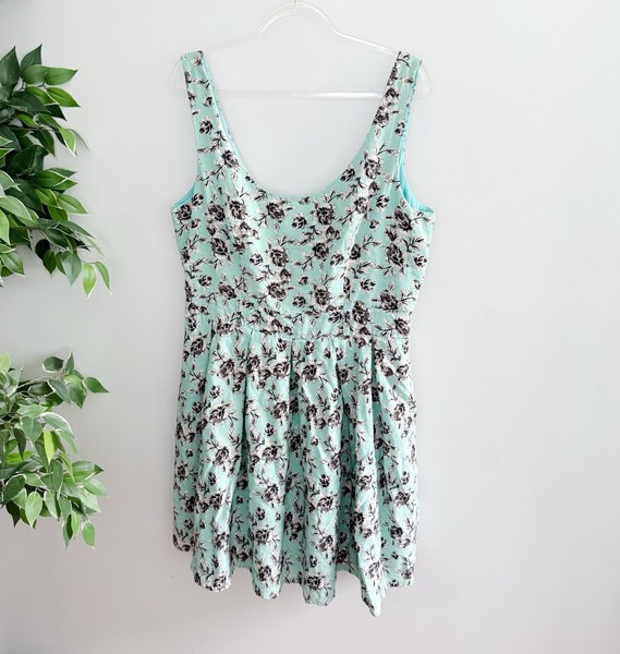 Review Womens Size 14 Fit and Flare Sleeveless Dress Blue White Floral Pattern