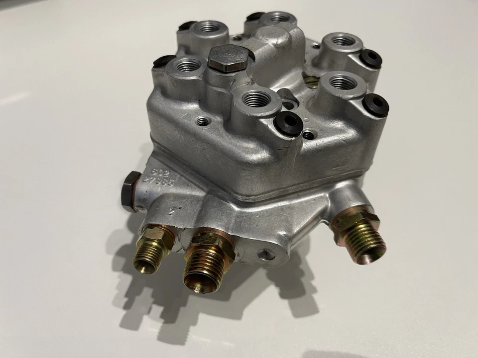 Mercedes W116 W123 W126 R107 W460 C107 280 M110 Fuel Distributor 0438100069 - Image 3 of 4