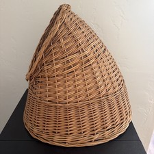 Vintage Wicker Cat Bed . 13x17x15 8x6 Opening