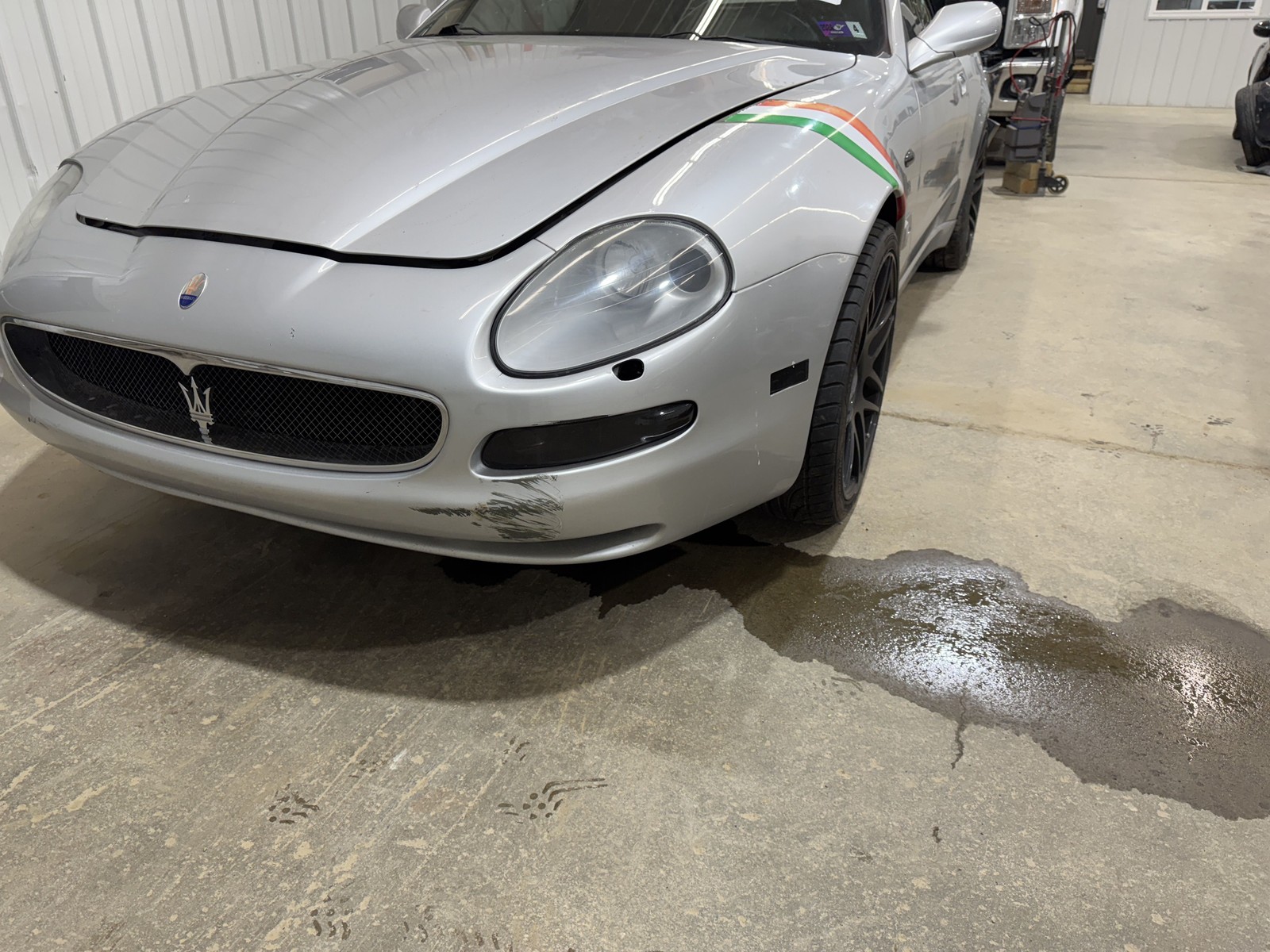03-06 MASERATI SPYDER DRIVER LEFT FRONT FENDER GRIGIO TOURING METALLIC 236649