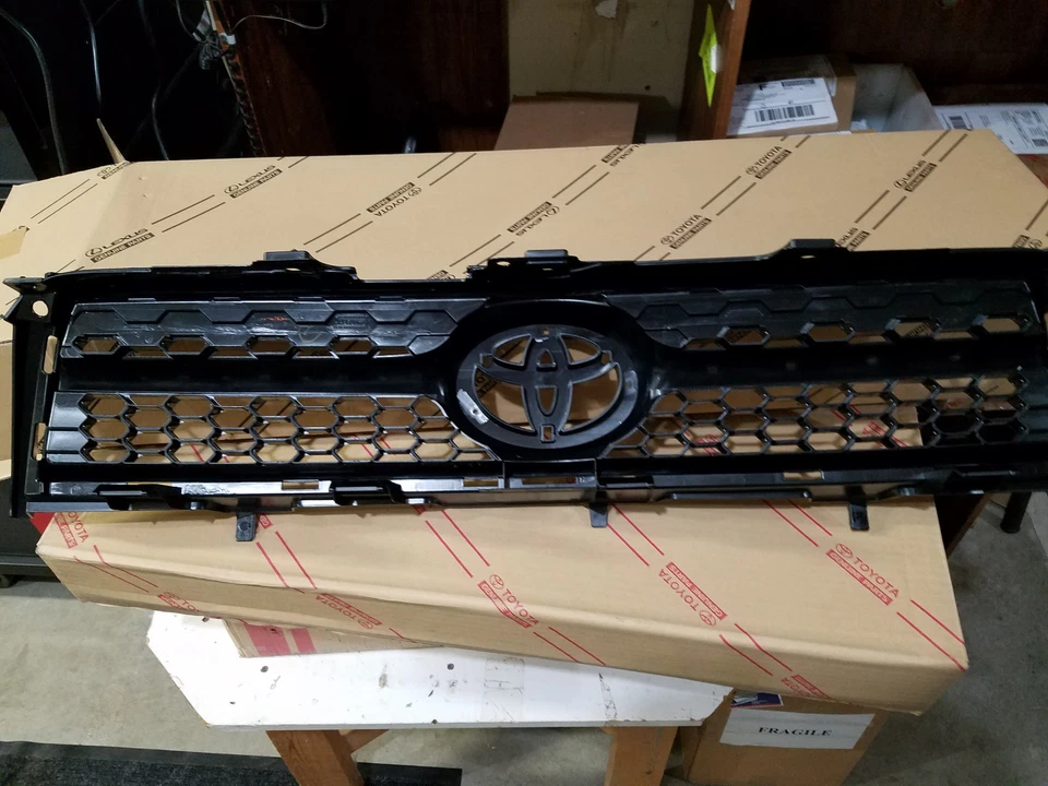 NEW GENUINE 2008-2011 TOYOTA RAV4 FRONT UPPER RADIATOR GRILL 53111-42130 - Image 3 of 3