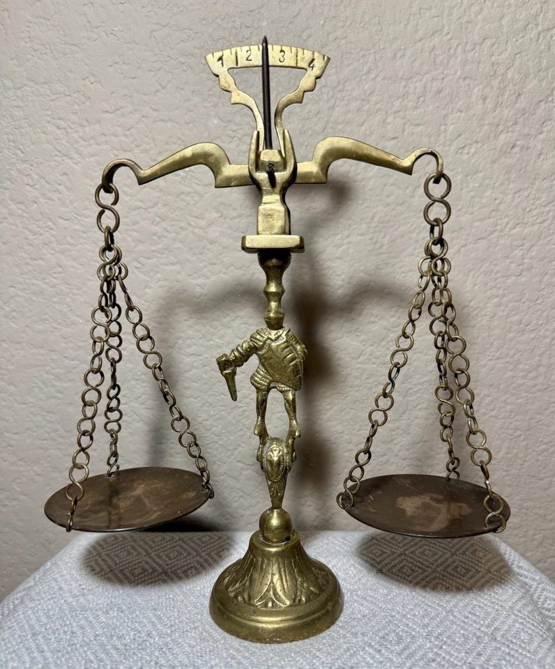 Caballero medieval escala de justicia de latón macizo vintage equilibrio de mesa decorativo Foto 3 de 4