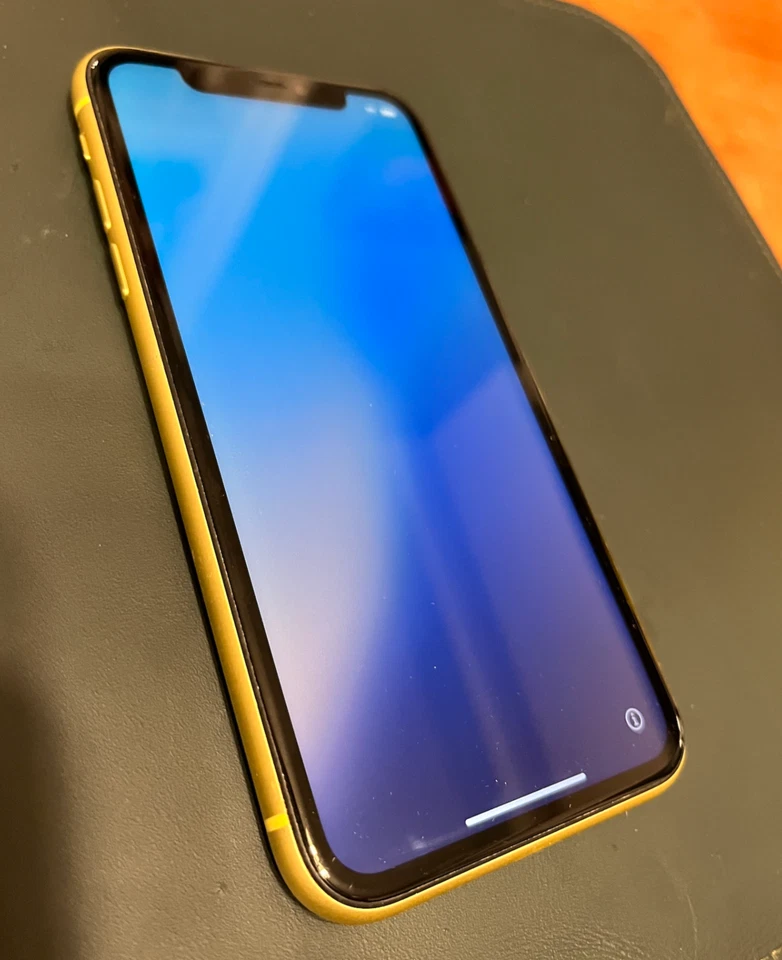 Apple iPhone 11 - 64 GB - (Unlocked) (CA) EXCELLENT CONDITION - Image 3 of 4