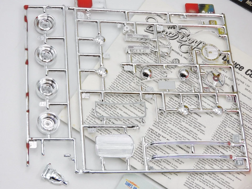 Monogram Rockin' rods Li'l deuce coupe' Beach Boys 1/24 car plastic kit 2903 box - Immagine 4 di 4