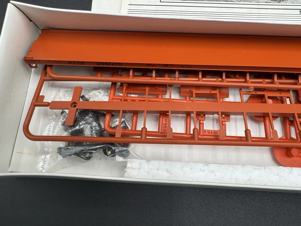 Walthers HO Scale  Santa Fe 89' F89F TOFC Flat Car #296009    - Image 2 of 4