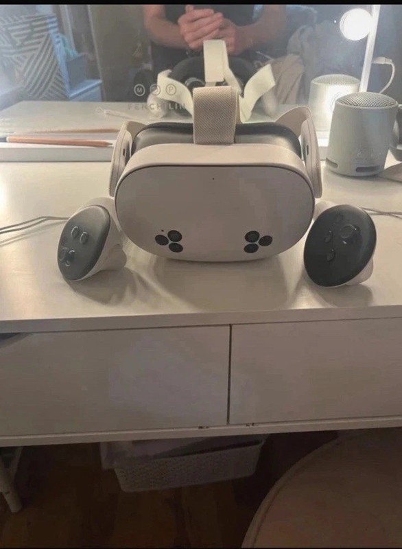 Meta Quest 3S Standalone VR Headset with Touch Controllers 120Hz White/Black