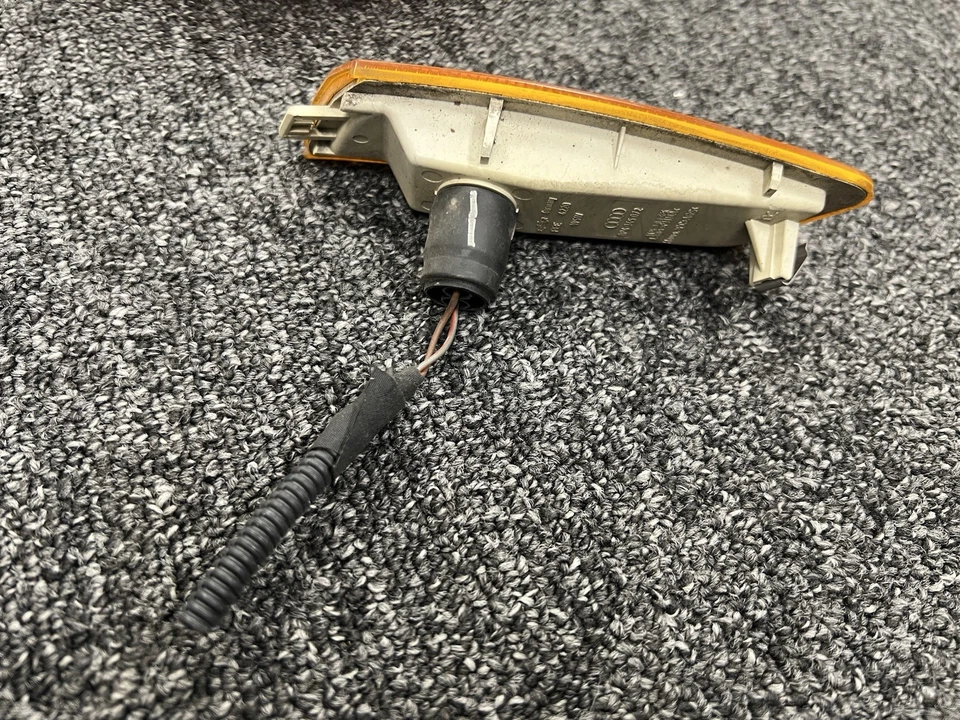 AUDI A3 FRONT SIDE MARKER LIGHT RH 2006-2008 OEM PASSENGER 8P4 945 072 - Image 2 of 3