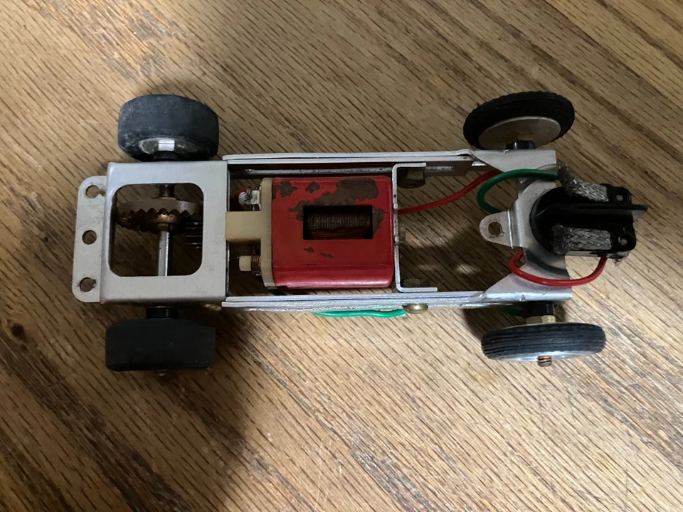 ¡Chasis rodante de coche ranura Revell vintage 1/32 con motor en funcionamiento! Foto 2 de 3