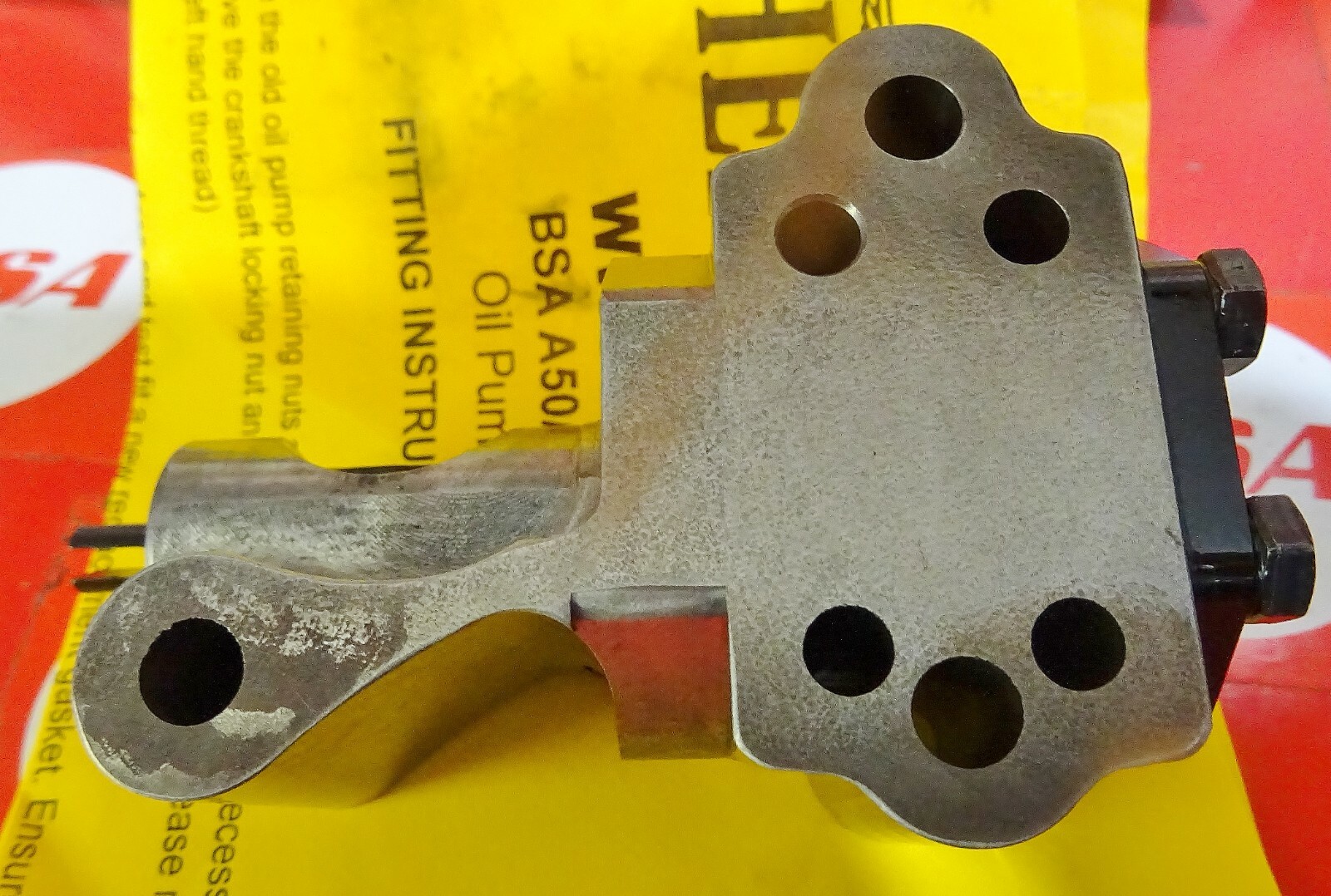 BSA A50/A65 "NEW" OIL PUMP CAST IRON. MADE IN ENGLAND 712449/680941