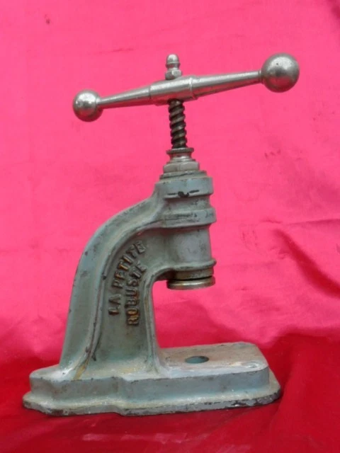 outil ancien emporte pièce cuir , presse de gantier cordonnier LA PETITE ROBUSTE - Photo 3/4