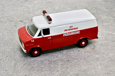 Greenlight 1977 Chevrolet G20 City Fire Department Paramedic Van 1/64 Lose