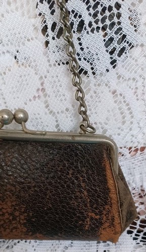 VINTAGE PURSE (LEATHER?) WITH CHAIN HANDLE KISS CLASP SUEDE (?) LINED *AS IS* - Picture 4 of 20