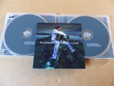 MS. DYNAMITE signed Autogramm signiert auf ''A LITTLE DEEPER'' CD + DVD