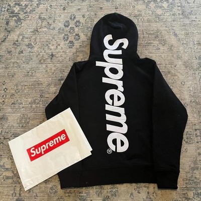 Black supreme hoodie Size Small Never worn 100% cotton ( need quick cash )