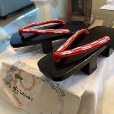 Traditional Japanese GETA sandals, Black Lacquer Red Hanao In Yagasuri Pattern