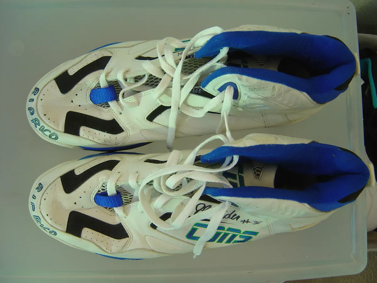 Phone top posit shoes