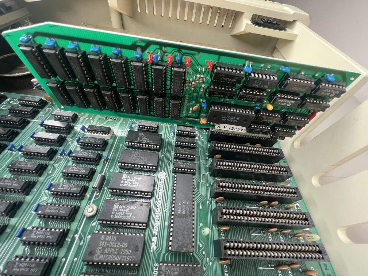 Apple II Plus コンピュータ MODEL NO. A2S1016 Apple II Plus Computer A2S1016 - Not Tested. Parts Or Repair Only
