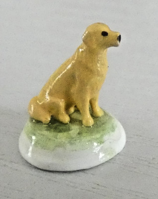 PUPPENHAUS HANDWERKLICH HERGESTELLTE KERAMIK GELB LABRADOR HUND ORNAMENT IM MASSSTAB 1:12