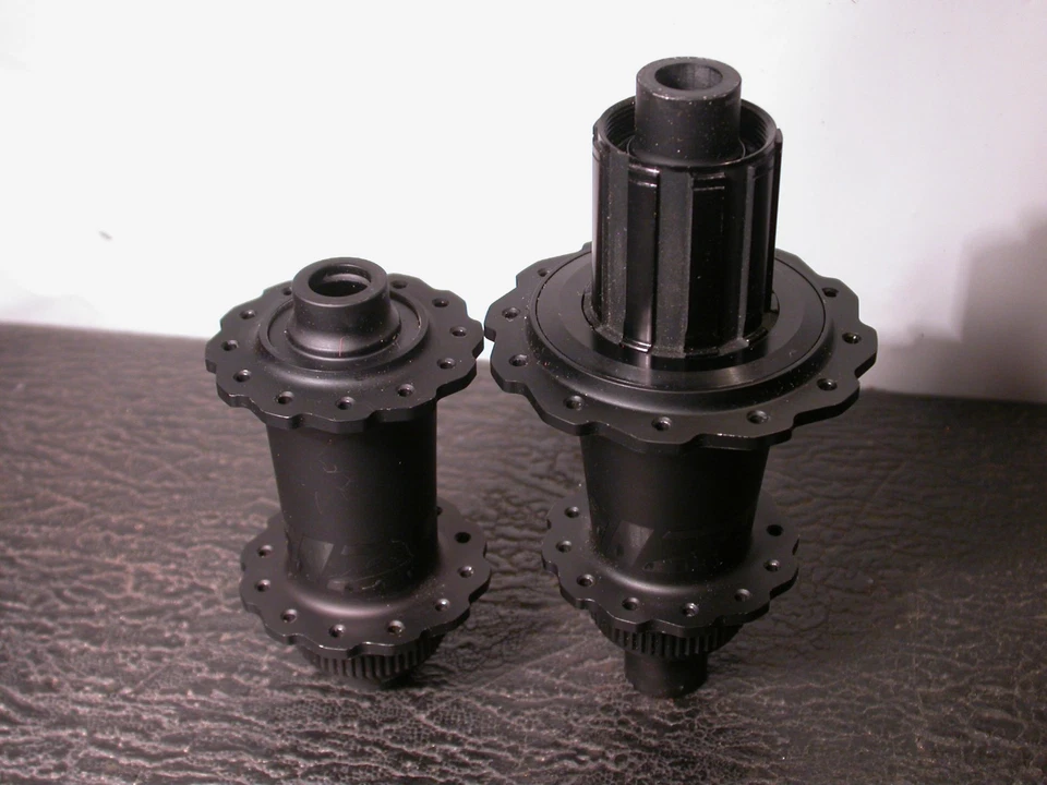 Zipp Sram Cognition Hub Bike Axle Front and Back Set VERY CLEAN - Image 2 of 4