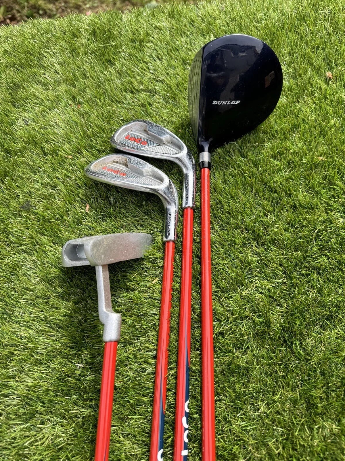 NICE SET OF DUNLOP LOCO JUNIOR GOLF CLUBS IN A STAND BAG. SUIT PLAYER