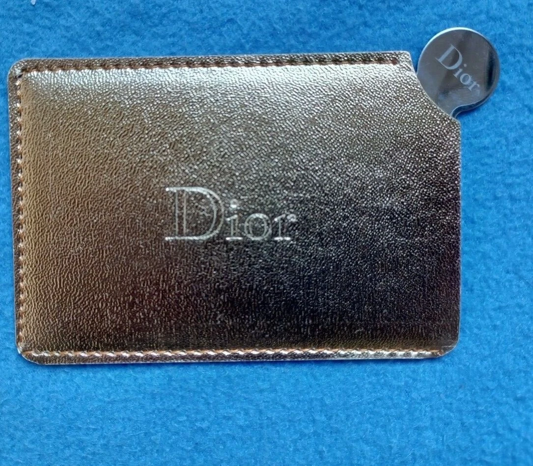 Porte carte de crédit Dior Golden neuf boîte ouverte. Inutilisé. 2 1/2 par 3 1/2 pouce