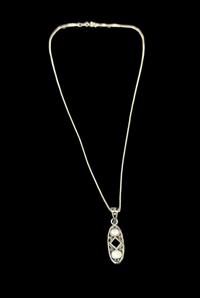 Colar corrente pingente de prata esterlina 925 ônix e madrepérola assinado CW - Imagem 4 de 4