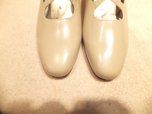 Ros Hommerson- Beige Leather 2 1/4" Heels Pumps Sz.8M - Picture 2 of 11