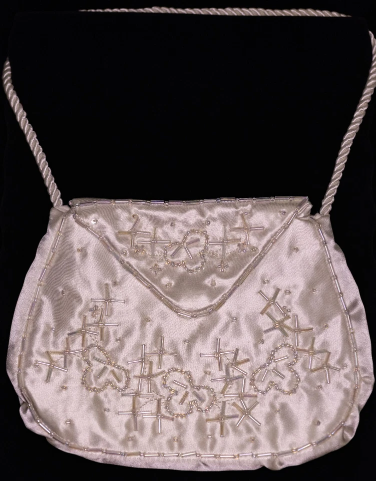 Godey’s 1861 Reproducción Cuentas a Mano-Crema Satén con Cuentas de Cristal-Nuevo Foto 2 de 3