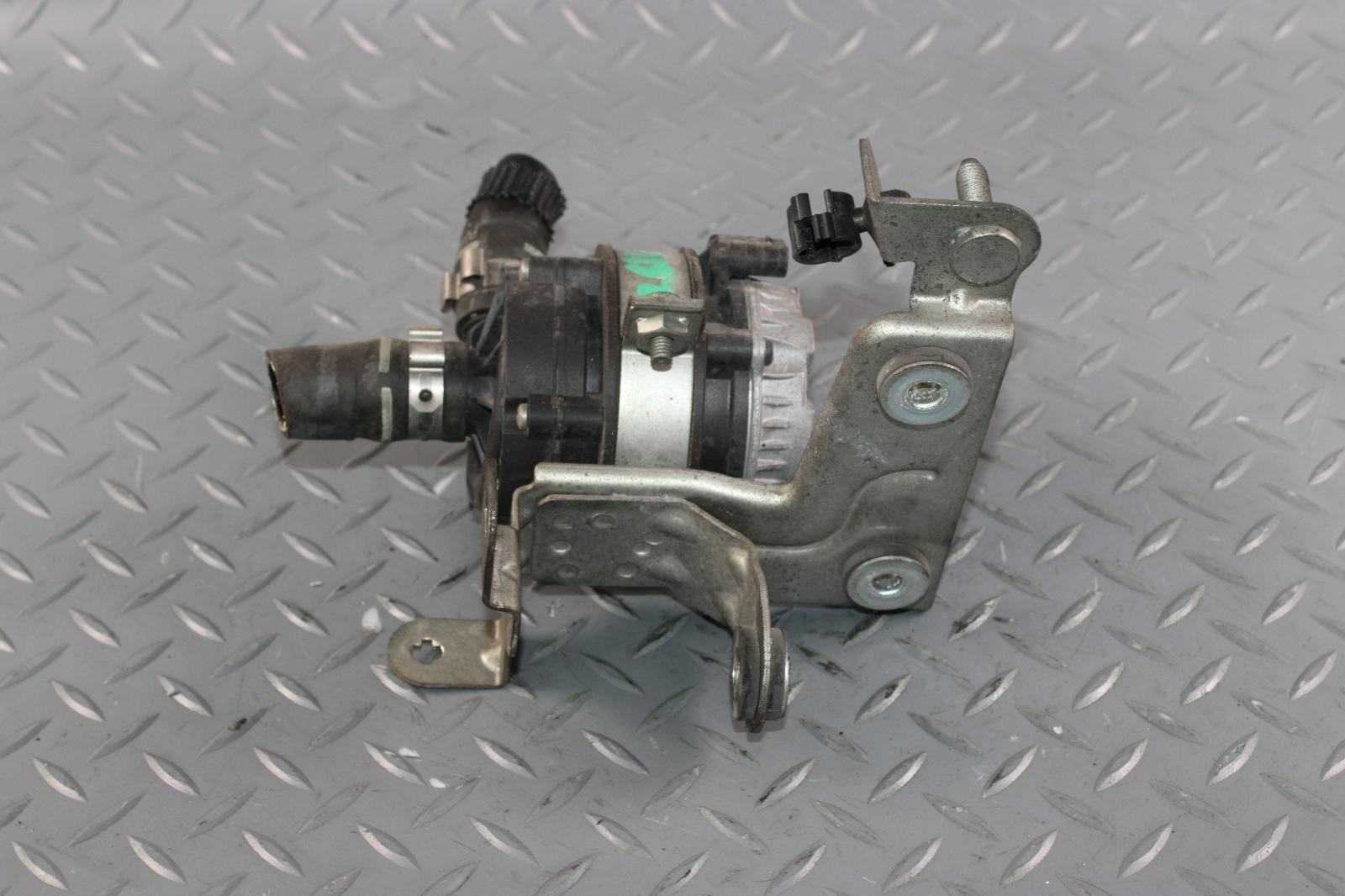 Maserati Ghibli 2014-2021 Water pump with housing