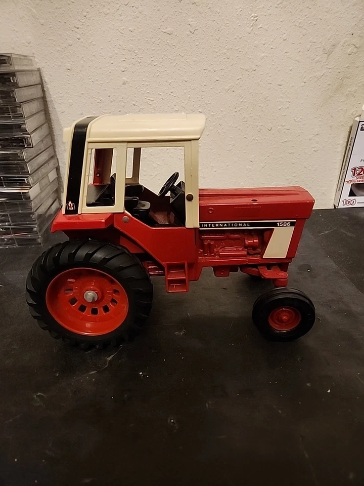Vintage ERTL International 1586 Die Cast Metal Toy Tractor 1:16 With Cab 1988 - Image 4 of 4