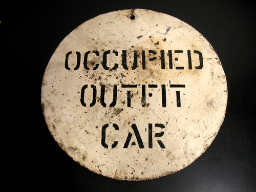 METAL VINTAGE RAILROAD OCCUPIED OUTFIT CAR SIGN 12" DIAMETER - 第 4/5 張圖片