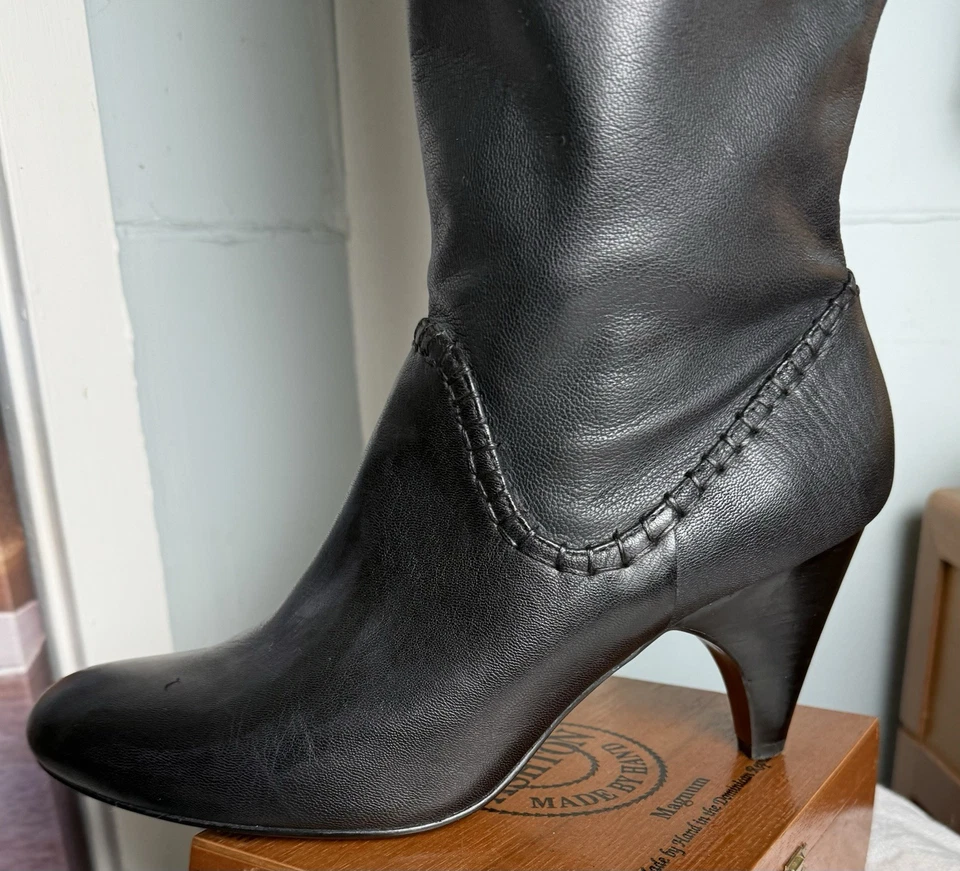 Botas hasta la rodilla de cuero Max Studio para mujer talla 7,5 M puntera puntiaguda negra Foto 2 de 4