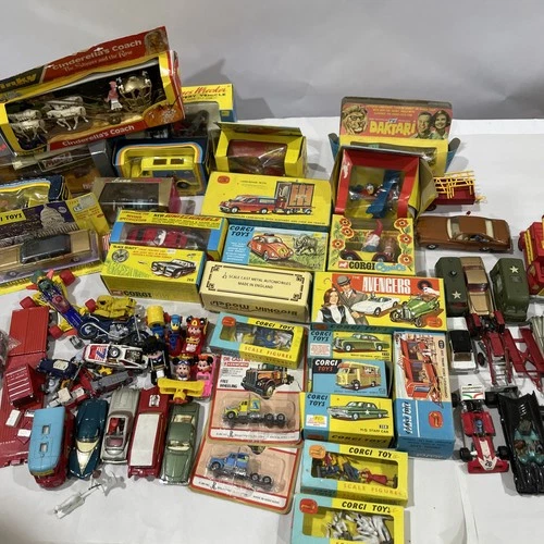 BIG LOT OF TOY CARS AND ACCESSORIES!!! Corgi, Brooklin, Dinky, See Pictures!