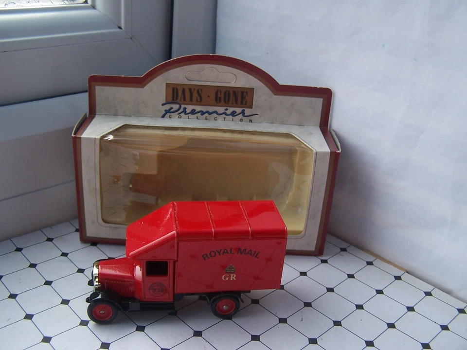 LLEDO, MORRIS PARCEL VAN, 1935, DIE CAST MODEL, DAYS GONE, ROYAL MAIL, VINTAGE - Image 2 of 4