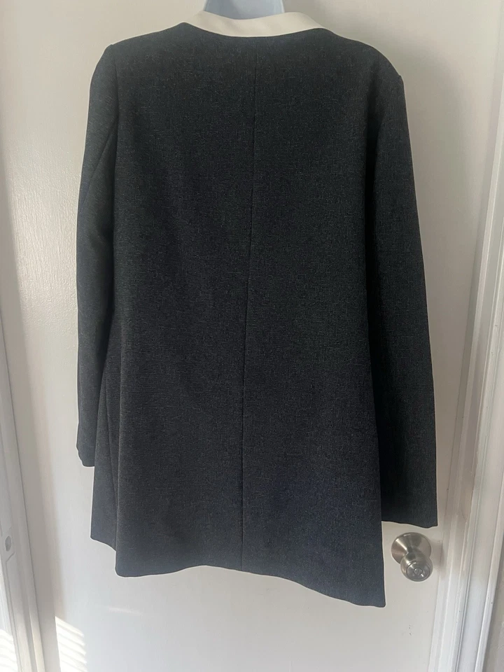 Blazer feminino Karl Lagerfeld Paris frente aberta comprimento médio com botões de pérola tamanho P - Imagem 2 de 4