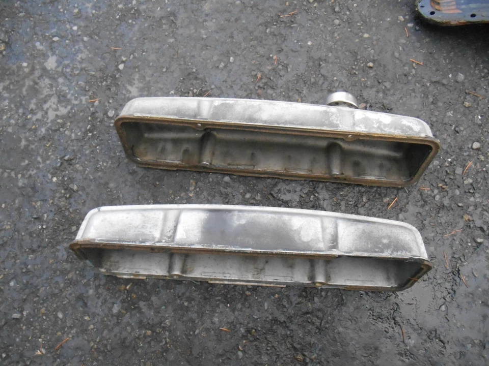 Vintage GM Chevy Edelbrock finned 4 bolt valve covers - Image 4 of 4