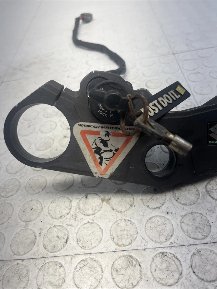 2007-2008 SUZUKI GSXR 1000 R ÁRVORE TRIPLA SUPERIOR COM IGNIÇÃO COM CHAVE FABRICANTE DE EQUIPAMENTO ORIGINAL - Imagem 2 de 4