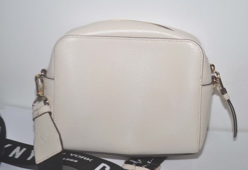 Bandolera para cámara DKNY bolsa blanca con logotipo guitarra correa negra blanca nueva sin etiquetas $168 - Imagen 4 de 8
