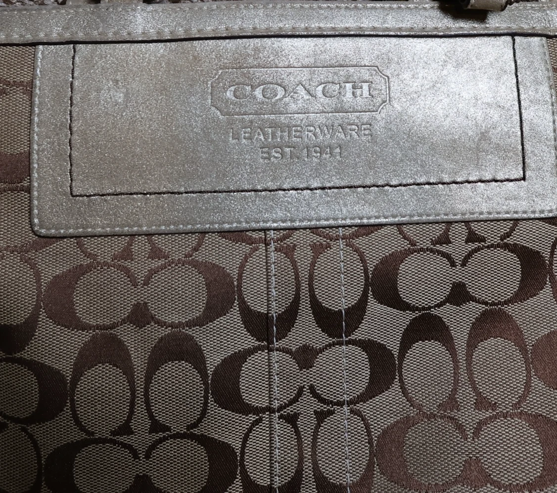 Coach Gallery Signature Tote Tote Cachi e Pelle Oro Fodera Rossa Charm n. G055 8K50