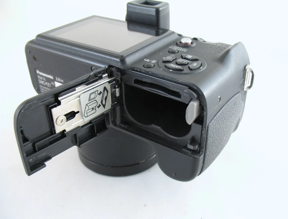 Panasonic Lumix DMC-FZ7 Compact Digital Bridge Camera 12x Zoom - Camera Only, photo 4 of 5