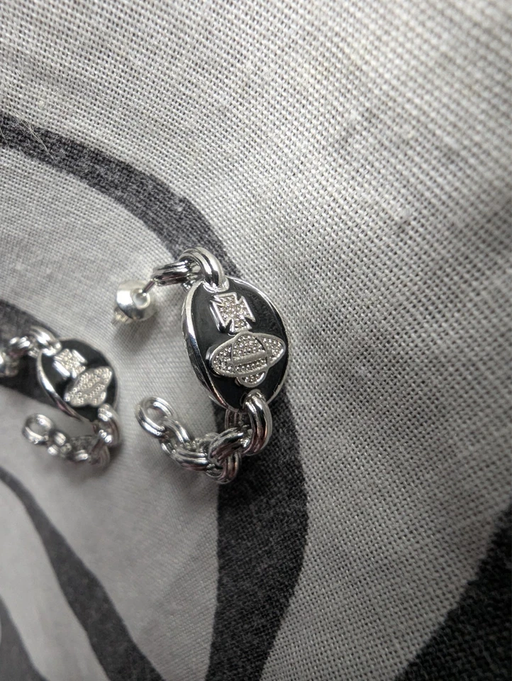 Pendientes de aro pequeños Vivienne Westwood plata y esmalte negro con orbe de cristal Foto 3 de 4