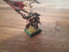 Warhammer Fantasy Ork orc Armee Standartenträger Ork mit Großaxt