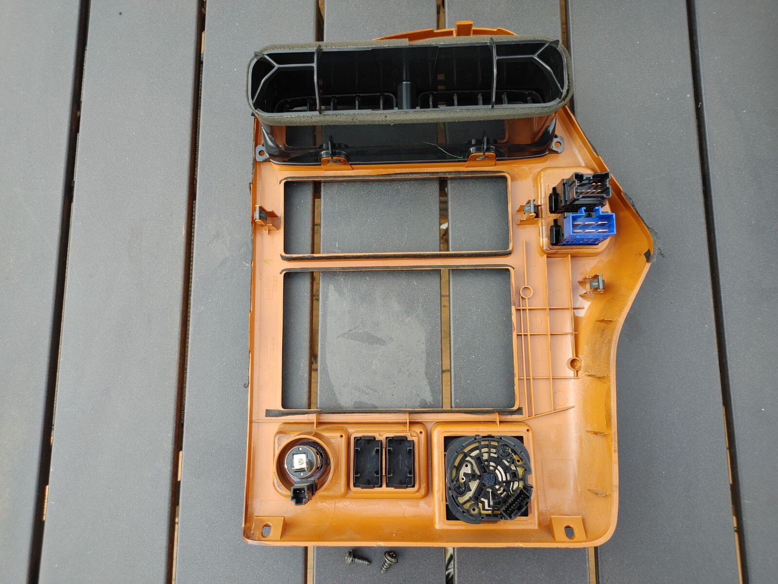 19992000 INFINITI QX4 CLIMATE CONTROL RADIO CENTER BEZEL 4X4 SWITCH