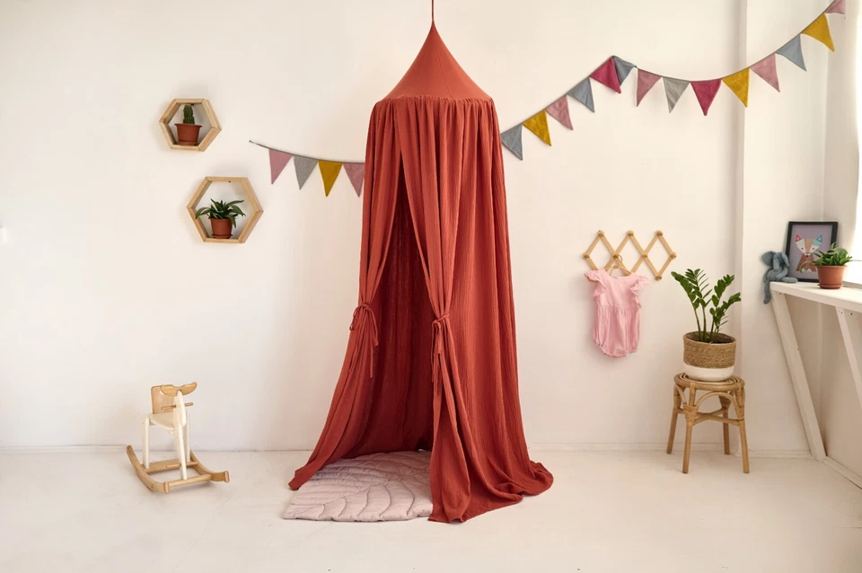 Cuna de muselina roja rústica Foto 2 de 4