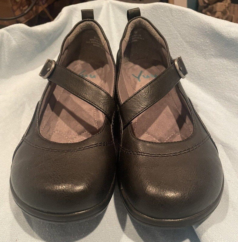 YUU-Women's shoes--Elloise 7M--Man Made Materials from China--Pre-Owned
