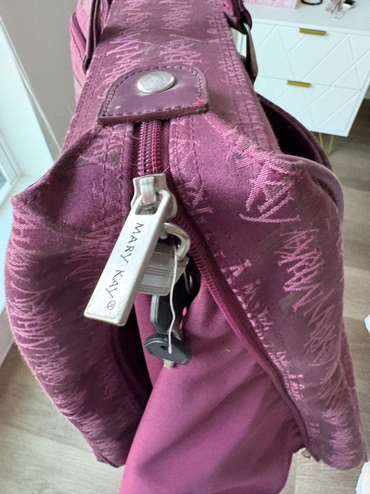 Mary Kay Vintage Rolling Travel Bag Set Burgundy 3 piece  Luggage - Image 3 of 4