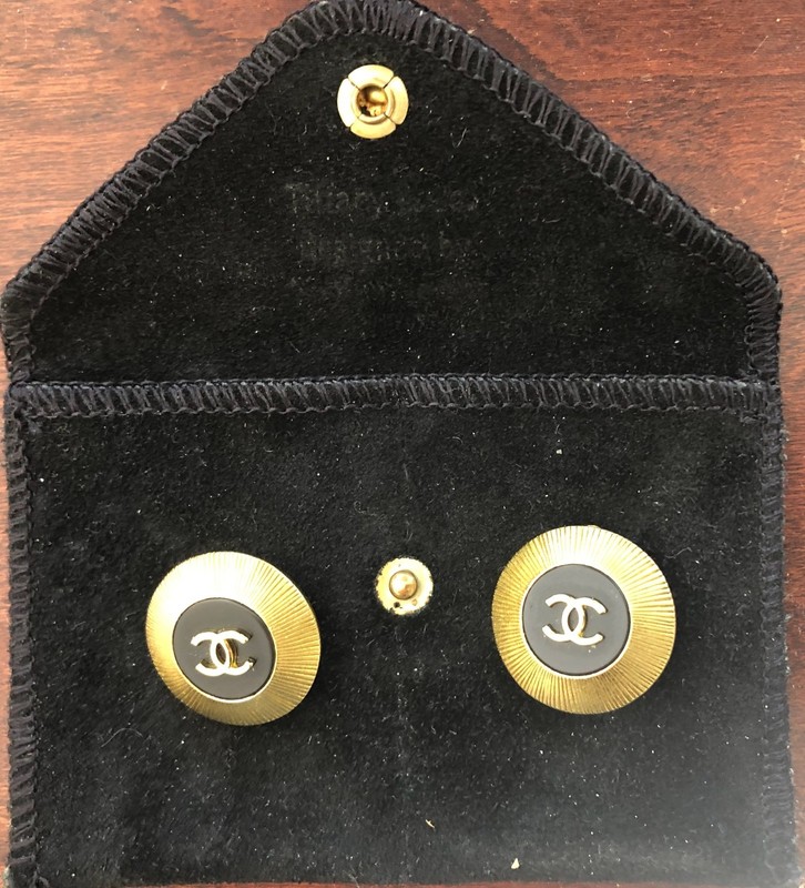 CHANEL CC Logos Black Round Clip-On Earrings Gold Tone 95C Auth