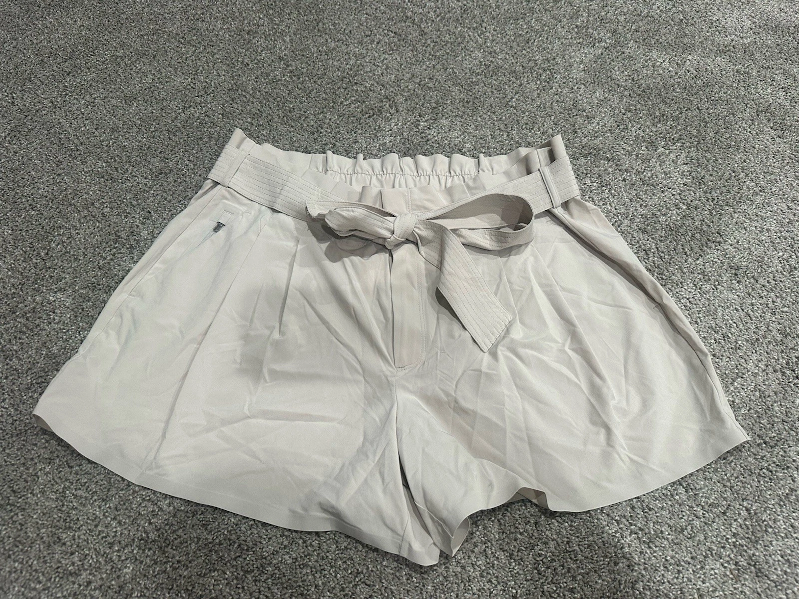 Athleta Skyline Short II Size 18 Beige High Rise Tie Waist Pleated
Opens in a new window or tab